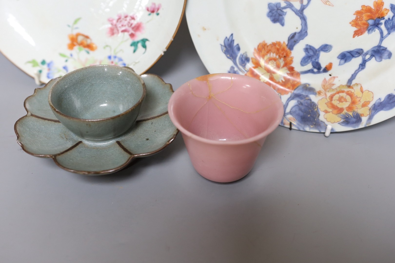 An 18th century Chinese famille rose dish, crackle-glaze stem cup, Beijing glass tea bowl and a Chinese Imari plate. Largest 24cm